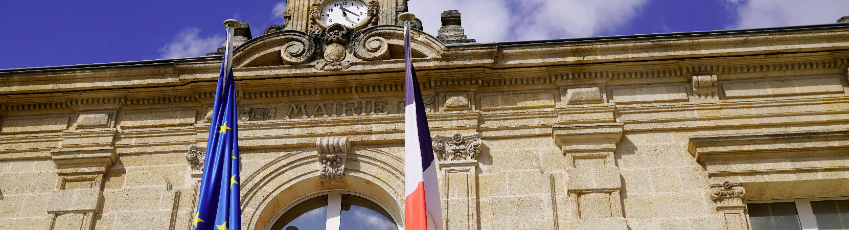 Mairie et drapeau français